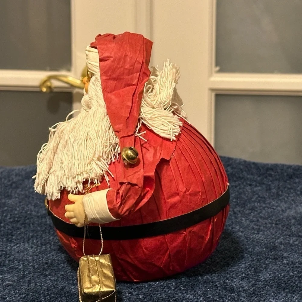 Delightful round Santa made with paper. Very cute!